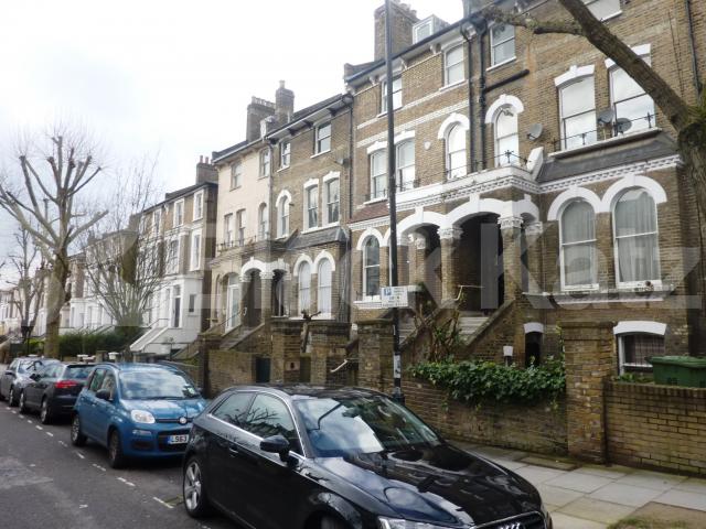 			HUGE ONE BED!, 1 Bedroom, 1 bath, 1 reception Flat			 St Augustines Road, CAMDEN SQUARE 